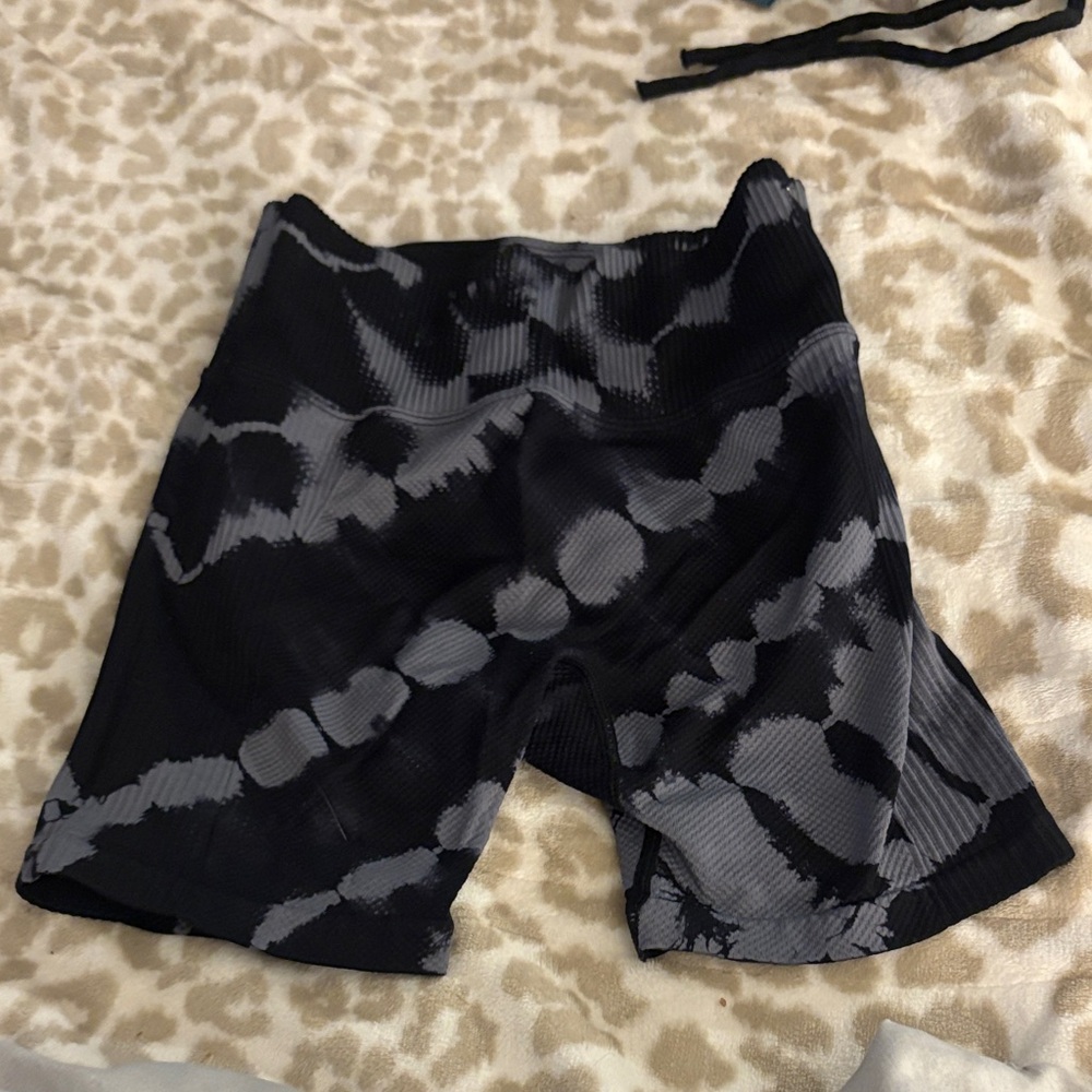 PINK Active Black and Gray Tie-Dye Biker Shorts.